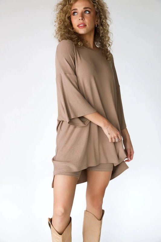 Fashionable solid color loose T-shirt tight shorts.